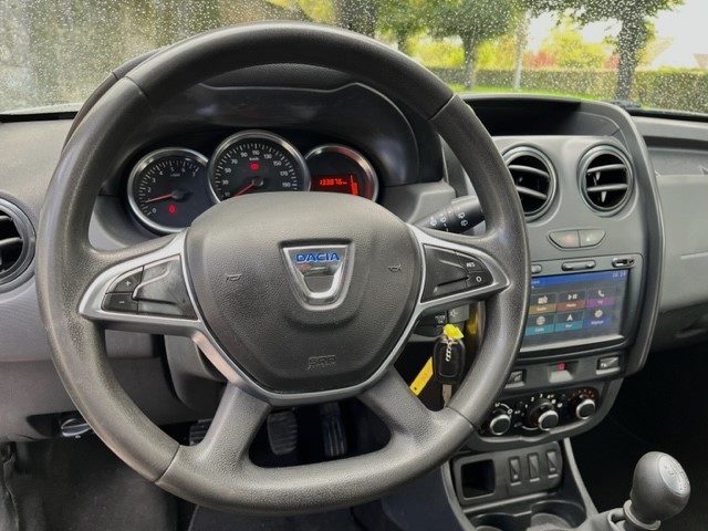 DACIA DUSTER 4X2 2018. Auto Dakar développe des solutions de mobilité écologique avec une gamme étendue de véhicules à faible émission de CO2. Notre engagement environnemental se traduit aussi par des pratiques internes respectueuses de l'environnement dans tous nos processus opérationnels.