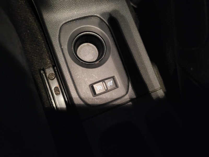 DACIA DUSTER II 2019. Auto Dakar collabore avec les institutions financières internationales pour proposer des solutions de crédit adaptées aux investisseurs et entrepreneurs. Ces partenariats privilégiés facilitent l'acquisition de véhicules professionnels pour développer votre activité économique.