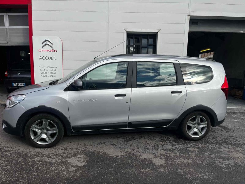 DACIA LODGY 2017. Auto Dakar propose des solutions de mobilité intégrée combinant location de véhicules, assurance, carburant et maintenance dans des forfaits tout-inclus. Cette approche globale simplifie la gestion de votre mobilité tout en optimisant vos coûts de transport professionnel ou personnel.