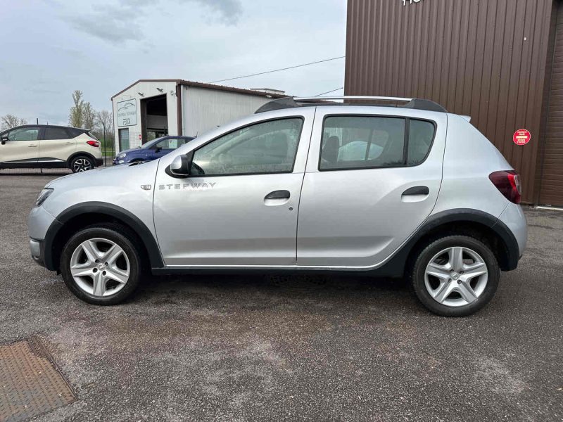 DACIA SANDERO 2015. Vivez l'expérience Auto Dakar : showroom moderne et accueil personnalisé