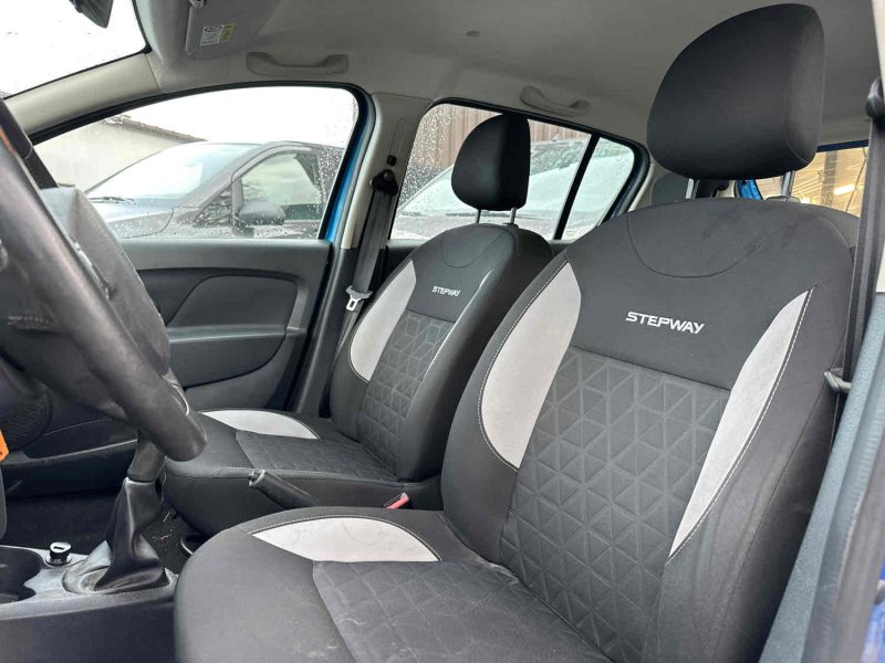 DACIA SANDERO 2016. Le service client multilingue d'Auto Dakar accueille une clientèle internationale diversifiée avec des conseillers parlant français, anglais, arabe et wolof. Cette approche multiculturelle reflète l'ouverture de Dakar et facilite les échanges avec tous nos clients.