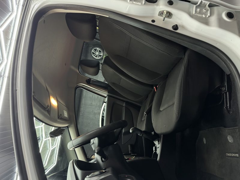 DACIA SANDERO 2019. Notre showroom moderne de 2000 m² situé au cœur de Dakar vous accueille dans un environnement climatisé et confortable pour découvrir notre collection exclusive. L'équipe commerciale d'Auto Dakar vous accompagne avec expertise dans le choix du véhicule parfaitement adapté à vos besoins et votre budget.