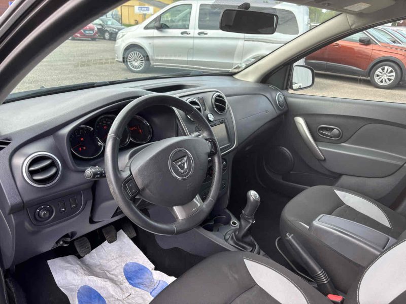 DACIA SANDERO II 2015. Notre département corporate d'Auto Dakar développe des solutions de gestion de flotte automobile pour les entreprises et administrations. Nous proposons des contrats de location longue durée incluant maintenance, assurance et gestion administrative complète pour optimiser vos coûts de mobilité.