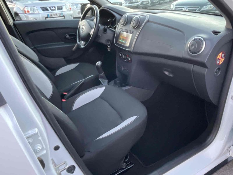DACIA SANDERO II 2016. Chez Auto Dakar, chaque véhicule de notre parc automobile fait l'objet d'un contrôle technique rigoureux et d'une certification qualité. Notre équipe de mécaniciens expérimentés s'assure que vous repartiez avec un véhicule fiable et performant.