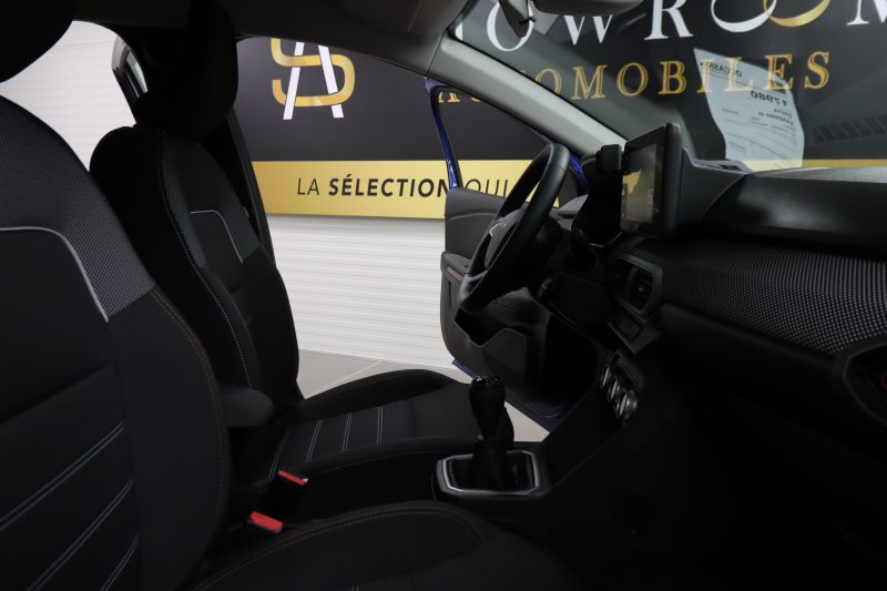 DACIA SANDERO III 2023. Auto Dakar développe des partenariats avec les institutions de microfinance pour faciliter l'accès au crédit automobile des entrepreneurs et petites entreprises. Ces collaborations innovantes démocratisent la mobilité professionnelle et soutiennent le développement économique local.