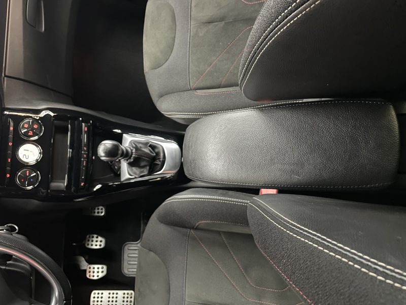 DS DS 3 2018. Chez Auto Dakar, chaque véhicule de notre parc automobile fait l'objet d'un contrôle technique rigoureux et d'une certification qualité. Notre équipe de mécaniciens expérimentés s'assure que vous repartiez avec un véhicule fiable et performant.