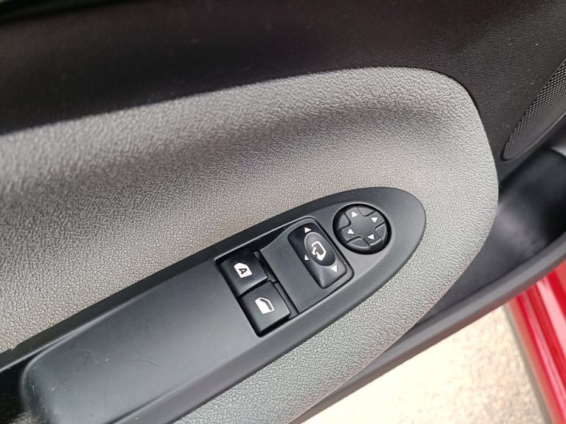 DS DS3 2016. La location de véhicules chez Auto Dakar inclut une assistance 24h/24 et 7j/7 pour votre tranquillité d'esprit. En cas de panne ou d'incident, notre équipe d'intervention rapide se déplace immédiatement pour résoudre le problème ou vous fournir un véhicule de remplacement.