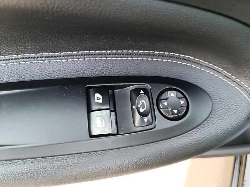DS DS3 CABRIOLET 2015. Auto Dakar propose des véhicules adaptés aux conditions routières africaines