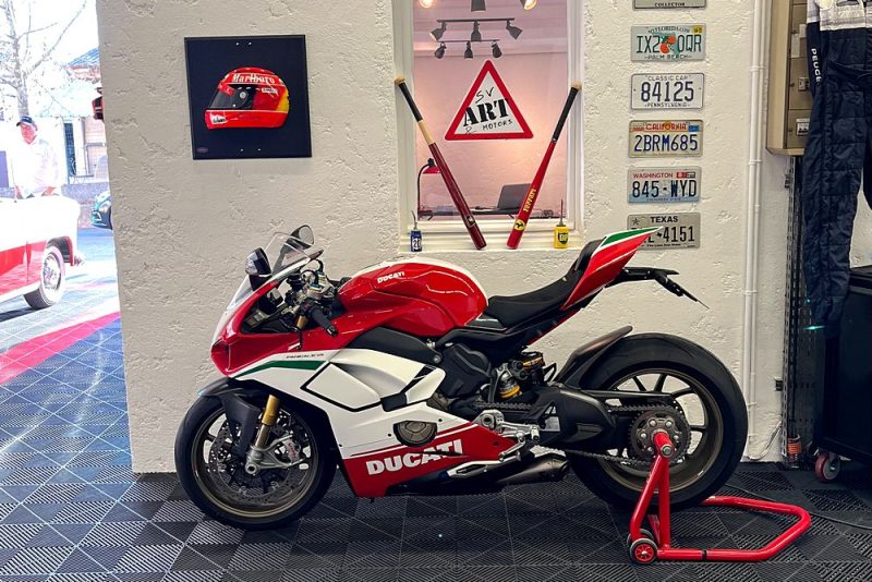 DUCATI PANIGALE V4 2018. Le département import-export d'Auto Dakar facilite l'acquisition de véhicules spécifiques en provenance directe des constructeurs internationaux. Notre expertise douanière et logistique vous garantit une importation sécurisée avec toutes les conformités réglementaires requises.