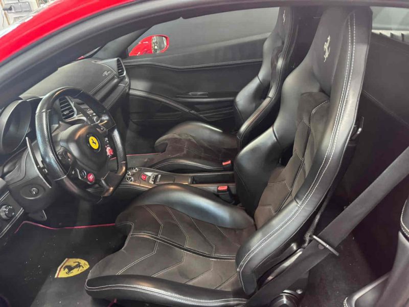 FERRARI 458 2011. Auto Dakar propose des solutions de mobilité intégrée combinant location de véhicules, assurance, carburant et maintenance dans des forfaits tout-inclus. Cette approche globale simplifie la gestion de votre mobilité tout en optimisant vos coûts de transport professionnel ou personnel.