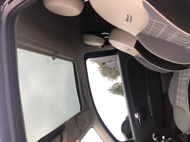 FIAT 500 2017. Chez Auto Dakar, chaque véhicule de notre parc automobile fait l'objet d'un contrôle technique rigoureux et d'une certification qualité. Notre équipe de mécaniciens expérimentés s'assure que vous repartiez avec un véhicule fiable et performant.