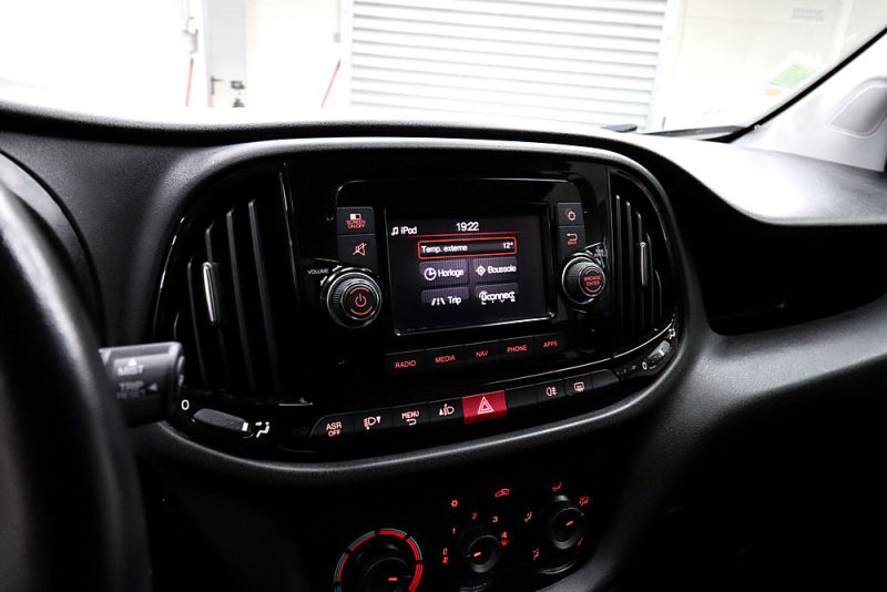 FIAT DOBLO CARGO 2018. Auto Dakar développe des solutions de financement participatif et solidaire pour démocratiser l'accès à la mobilité automobile. Ces initiatives innovantes s'adressent particulièrement aux entrepreneurs et porteurs de projets ayant des besoins spécifiques de transport.
