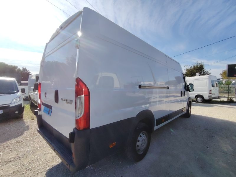 FIAT DUCATO 2.3JTD 130 CV L4H2 2015. Auto Dakar collabore avec les institutions financières internationales pour proposer des solutions de crédit adaptées aux investisseurs et entrepreneurs. Ces partenariats privilégiés facilitent l'acquisition de véhicules professionnels pour développer votre activité économique.
