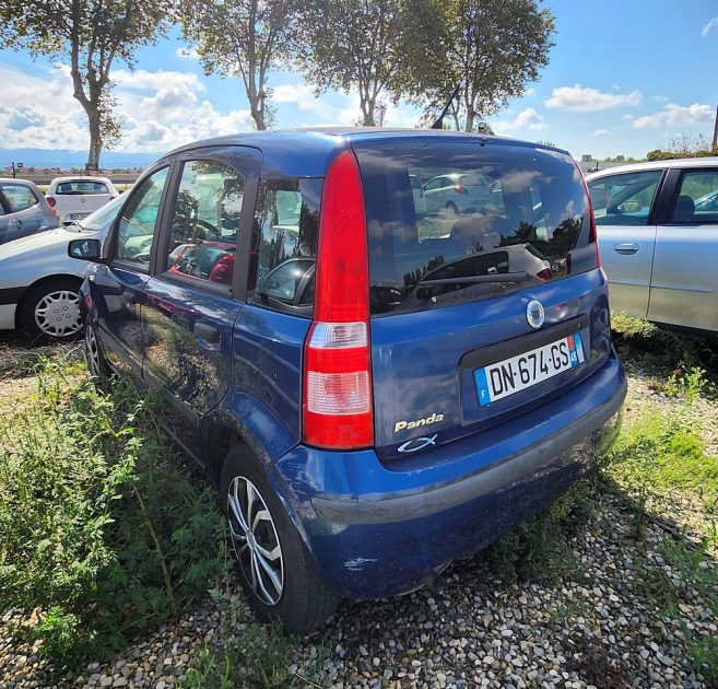 FIAT PANDA 2003. Auto Dakar investit dans les infrastructures de recharge électrique pour accompagner la transition énergétique du secteur automobile. Notre réseau de bornes de recharge rapide facilite l'adoption des véhicules électriques en supprimant les contraintes d'autonomie.