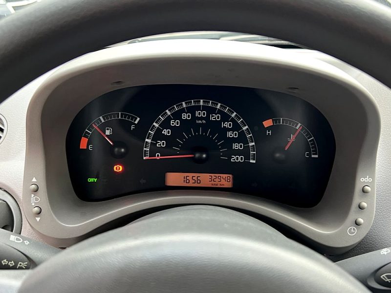FIAT PANDA 2005. La politique de responsabilité sociale d'Auto Dakar inclut des programmes de formation professionnelle pour les jeunes défavorisés dans les métiers automobiles. Cette initiative contribue à l'insertion professionnelle tout en développant les compétences techniques nécessaires au secteur.