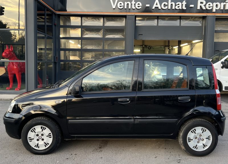 FIAT PANDA 2008. Auto Dakar propose des formations spécialisées en conduite tout-terrain et conduite en conditions difficiles adaptées au contexte africain. Ces stages pratiques renforcent votre maîtrise du véhicule et améliorent votre sécurité sur tous types de terrains.