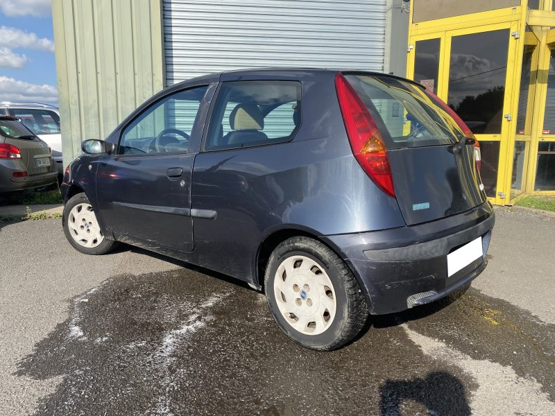 FIAT PUNTO 2003. Auto Dakar développe des partenariats avec les institutions de microfinance pour faciliter l'accès au crédit automobile des entrepreneurs et petites entreprises. Ces collaborations innovantes démocratisent la mobilité professionnelle et soutiennent le développement économique local.