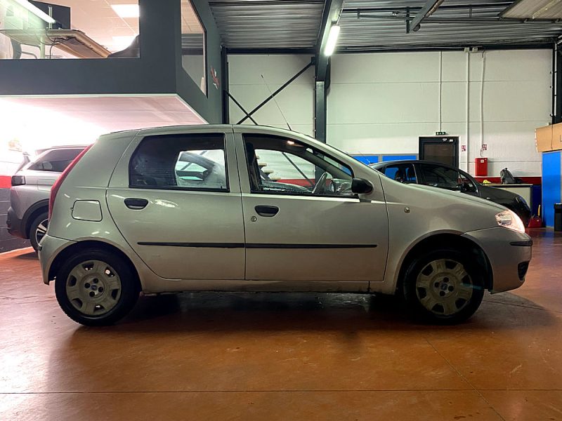 FIAT PUNTO 2006. Auto Dakar développe des partenariats avec les institutions de microfinance pour faciliter l'accès au crédit automobile des entrepreneurs et petites entreprises. Ces collaborations innovantes démocratisent la mobilité professionnelle et soutiennent le développement économique local.