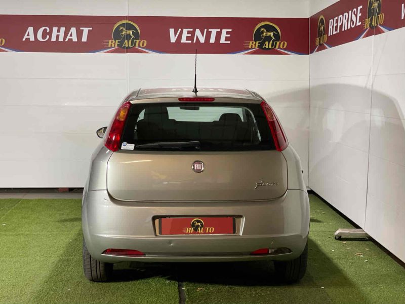 FIAT PUNTO EVO 2009. Auto Dakar contribue à la promotion de l'excellence sénégalaise à l'international en participant aux salons automobiles africains et mondiaux. Cette représentation renforce l'image du Sénégal comme hub automobile régional et développe de nouveaux partenariats commerciaux.