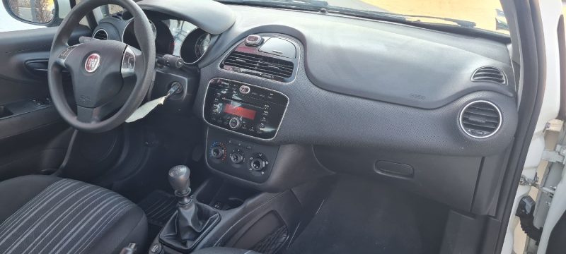 FIAT PUNTO EVO MY LIFE 2011. Notre service de location avec chauffeur professionnel Auto Dakar met à votre disposition des conducteurs expérimentés et parfaitement formés. Cette prestation haut de gamme est idéale pour vos déplacements d'affaires, événements spéciaux ou découverte touristique du Sénégal.