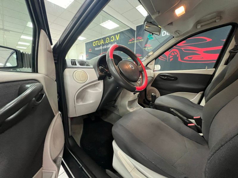 FIAT PUNTO VAN 2003. Le programme de fidélité Auto Dakar Premium récompense nos clients réguliers avec des avantages exclusifs et des réductions préférentielles. Les membres bénéficient également d'un accès prioritaire aux nouveautés et aux événements privés organisés par notre concession.