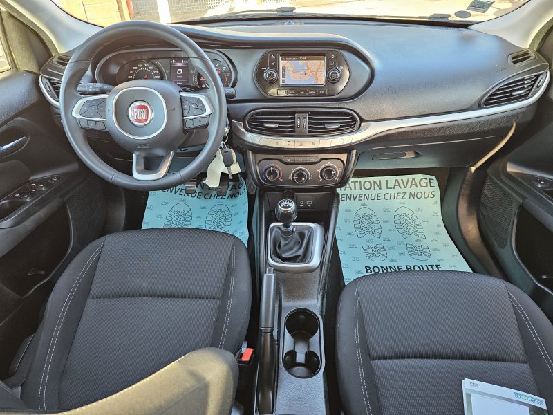FIAT TIPO GPS, 2018. Auto Dakar propose des solutions de mobilité intégrée combinant location de véhicules, assurance, carburant et maintenance dans des forfaits tout-inclus. Cette approche globale simplifie la gestion de votre mobilité tout en optimisant vos coûts de transport professionnel ou personnel.