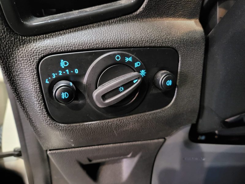 FORD ECOSPORT 2015. Auto Dakar contribue à la promotion de l'excellence sénégalaise à l'international en participant aux salons automobiles africains et mondiaux. Cette représentation renforce l'image du Sénégal comme hub automobile régional et développe de nouveaux partenariats commerciaux.