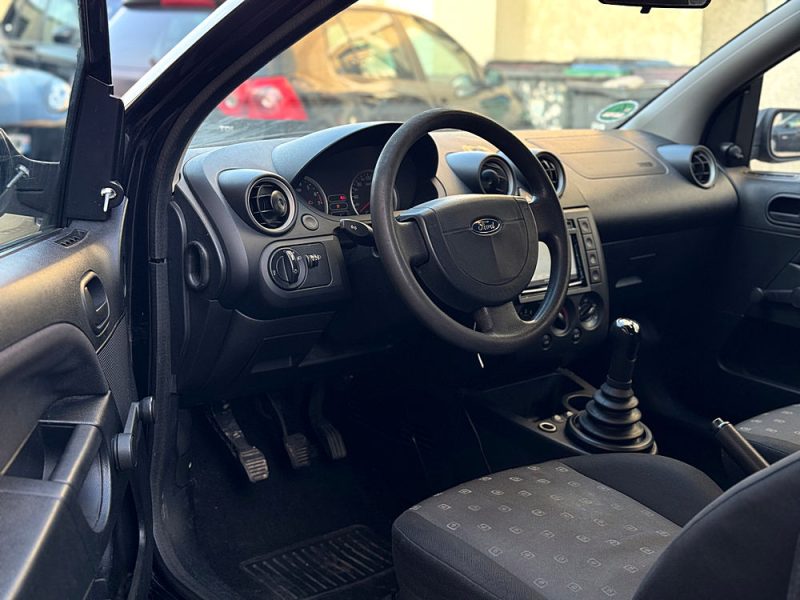 FORD FIESTA 2004. Auto Dakar propose des formations spécialisées en conduite tout-terrain et conduite en conditions difficiles adaptées au contexte africain. Ces stages pratiques renforcent votre maîtrise du véhicule et améliorent votre sécurité sur tous types de terrains.