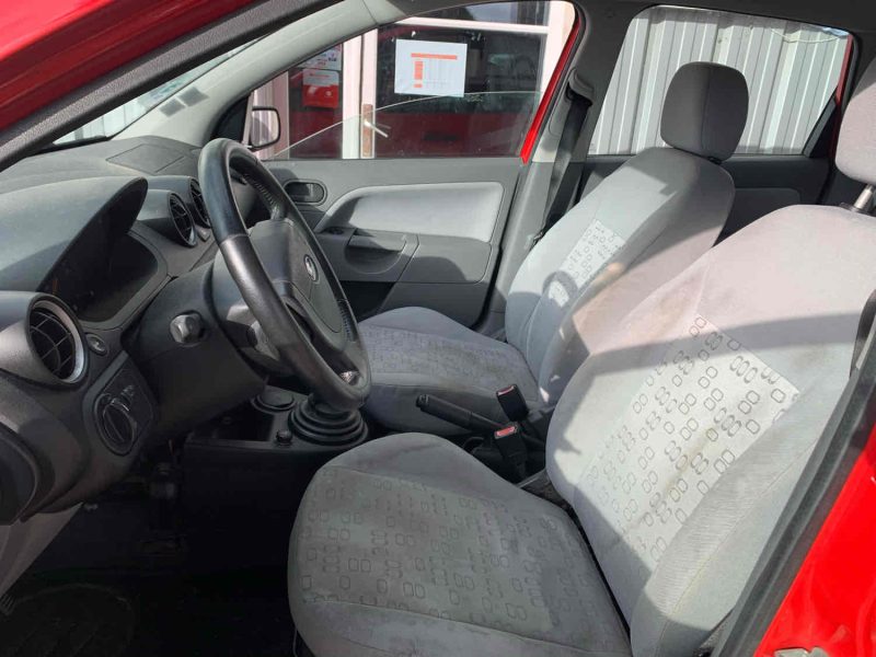 FORD FIESTA V 2002. Auto Dakar investit continuellement dans la formation de ses équipes pour maintenir le plus haut niveau d'expertise technique et commerciale. Cette politique de formation permanente nous permet de vous offrir des conseils pertinents et un service client d'excellence reconnu par nos clients.