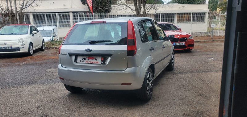 FORD FIESTA V 2003. Auto Dakar propose une flotte diversifiée : berlines, SUV, 4x4, utilitaires et véhicules de luxe