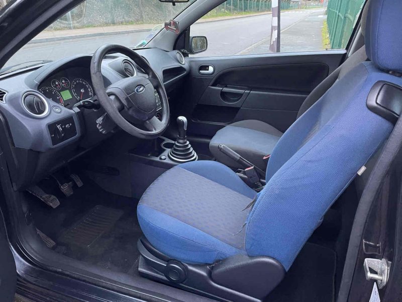 FORD FIESTA V 2006. Location courte ou longue durée ? Auto Dakar s'adapte à vos exigences spécifiques