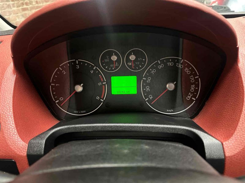 FORD FIESTA V 2007. Auto Dakar propose des solutions de location flexibles adaptées aux besoins spécifiques de chaque client, qu'il s'agisse de courte durée pour un week-end ou de longue durée pour vos déplacements professionnels. Nos tarifs compétitifs et nos conditions avantageuses font de nous le partenaire idéal pour tous vos projets de mobilité.