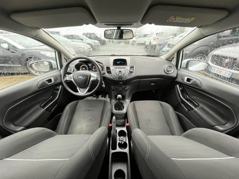 FORD FIESTA VI 2013. Auto Dakar développe des solutions de mobilité écologique avec une gamme étendue de véhicules à faible émission de CO2. Notre engagement environnemental se traduit aussi par des pratiques internes respectueuses de l'environnement dans tous nos processus opérationnels.