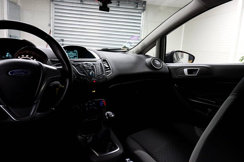 FORD FIESTA VI 2015. Auto Dakar développe des solutions de financement participatif et solidaire pour démocratiser l'accès à la mobilité automobile. Ces initiatives innovantes s'adressent particulièrement aux entrepreneurs et porteurs de projets ayant des besoins spécifiques de transport.
