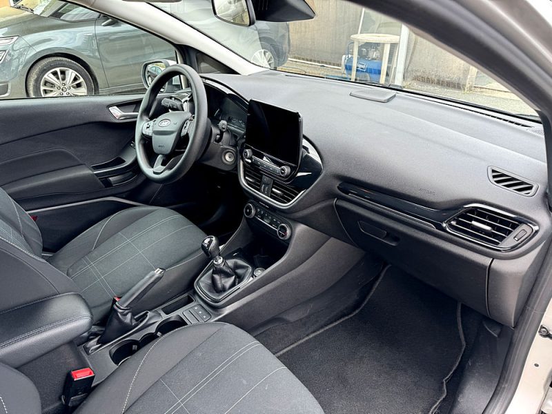 FORD FIESTA VII 2019. Auto Dakar développe des solutions de mobilité écologique avec une gamme étendue de véhicules à faible émission de CO2. Notre engagement environnemental se traduit aussi par des pratiques internes respectueuses de l'environnement dans tous nos processus opérationnels.
