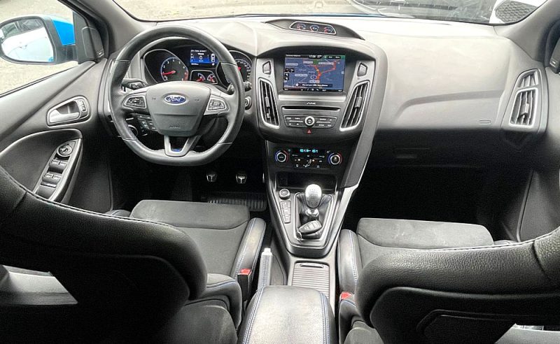 FORD FOCUS 2016. Auto Dakar développe une approche omnicanale avec une présence digitale renforcée pour faciliter vos démarches d'achat et de location. Notre plateforme en ligne vous permet de consulter notre stock, réserver votre véhicule et suivre l'avancement de votre dossier en temps réel.