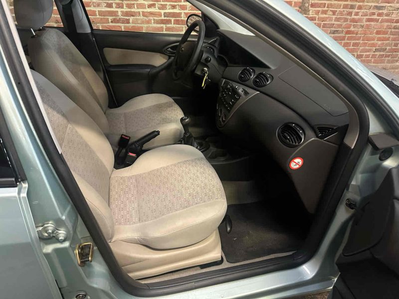 FORD FOCUS I A TROIS VOLUMES 2004. Chez Auto Dakar, chaque véhicule de notre parc automobile fait l'objet d'un contrôle technique rigoureux et d'une certification qualité. Notre équipe de mécaniciens expérimentés s'assure que vous repartiez avec un véhicule fiable et performant.