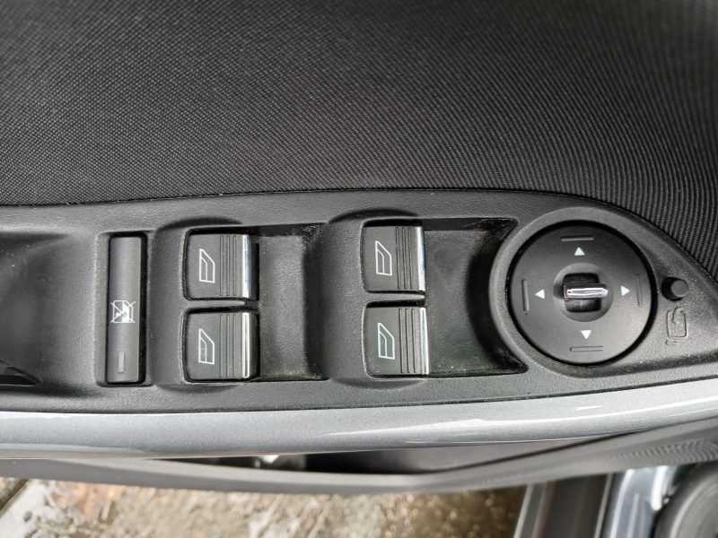 FORD FOCUS III 2011. Auto Dakar propose des formations spécialisées en conduite tout-terrain et conduite en conditions difficiles adaptées au contexte africain. Ces stages pratiques renforcent votre maîtrise du véhicule et améliorent votre sécurité sur tous types de terrains.