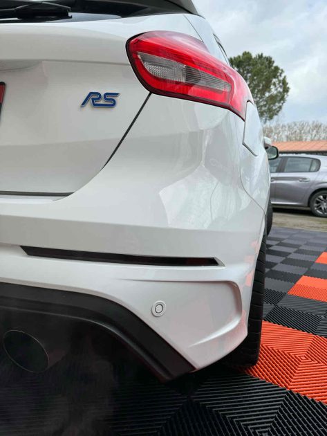 FORD FOCUS III RS 2016. Le service client multilingue d'Auto Dakar accueille une clientèle internationale diversifiée avec des conseillers parlant français, anglais, arabe et wolof. Cette approche multiculturelle reflète l'ouverture de Dakar et facilite les échanges avec tous nos clients.