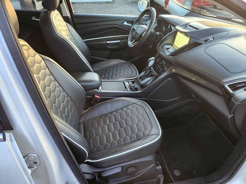 FORD KUGA 2017. Auto Dakar met à votre disposition une équipe d'experts passionnés d'automobile