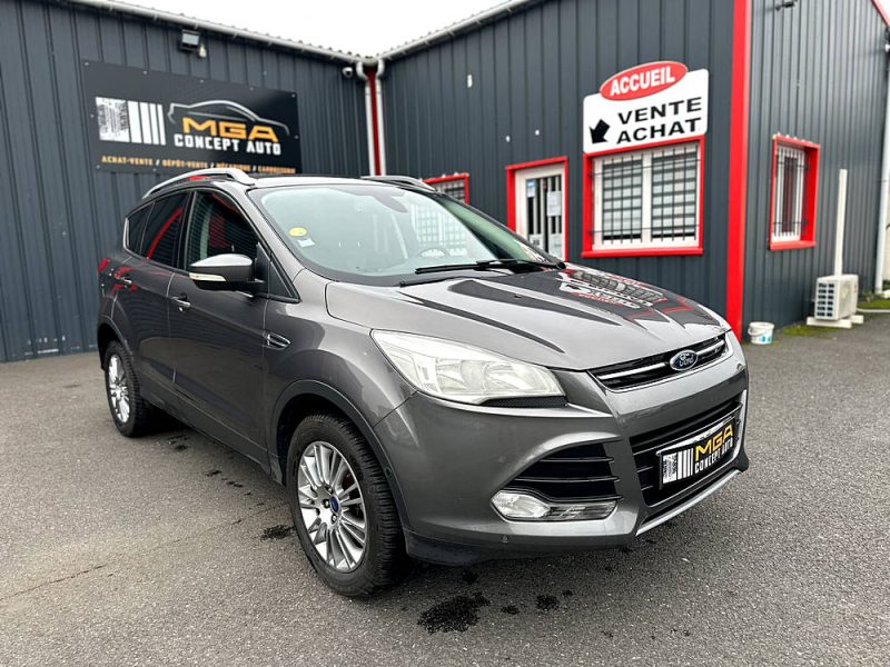 FORD KUGA II 2014. Auto Dakar propose des solutions de mobilité intégrée combinant location de véhicules, assurance, carburant et maintenance dans des forfaits tout-inclus. Cette approche globale simplifie la gestion de votre mobilité tout en optimisant vos coûts de transport professionnel ou personnel.