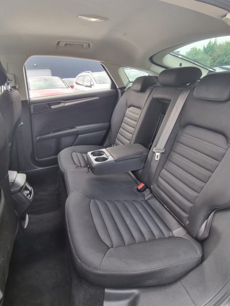 FORD MONDEO V 5 PORTES 2015. Auto Dakar propose des solutions de mobilité intégrée combinant location de véhicules, assurance, carburant et maintenance dans des forfaits tout-inclus. Cette approche globale simplifie la gestion de votre mobilité tout en optimisant vos coûts de transport professionnel ou personnel.