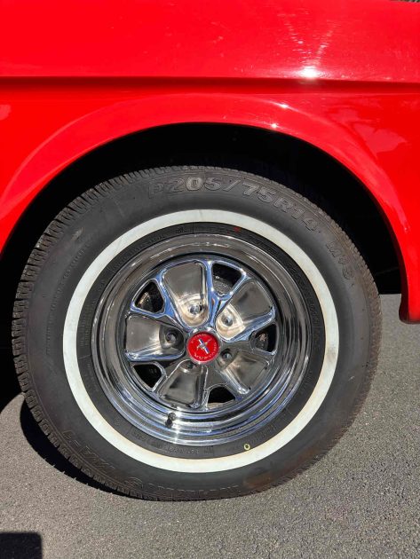FORD MUSTANG FASTBACK 1965. Auto Dakar propose des solutions de mobilité intégrée combinant location de véhicules, assurance, carburant et maintenance dans des forfaits tout-inclus. Cette approche globale simplifie la gestion de votre mobilité tout en optimisant vos coûts de transport professionnel ou personnel.