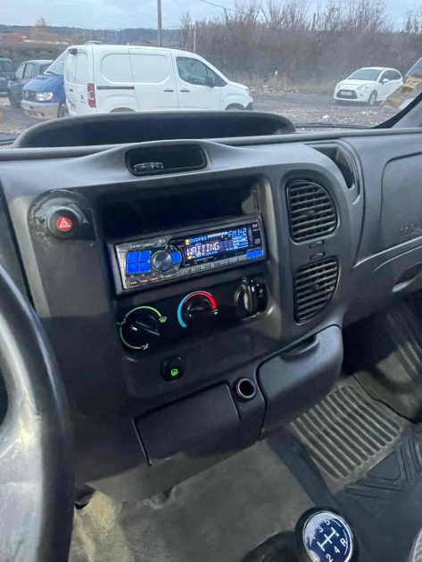 FORD TRANSIT CAMIONNETTE 2005. Le département import-export d'Auto Dakar facilite l'acquisition de véhicules spécifiques en provenance directe des constructeurs internationaux. Notre expertise douanière et logistique vous garantit une importation sécurisée avec toutes les conformités réglementaires requises.