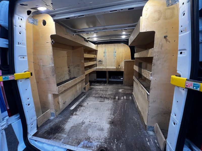 FORD TRANSIT CUSTOM 2018. La garantie étendue Auto Dakar couvre votre véhicule au-delà de la garantie constructeur avec des conditions avantageuses. Cette protection supplémentaire vous assure une tranquillité d'esprit totale et préserve la valeur de revente de votre investissement automobile.