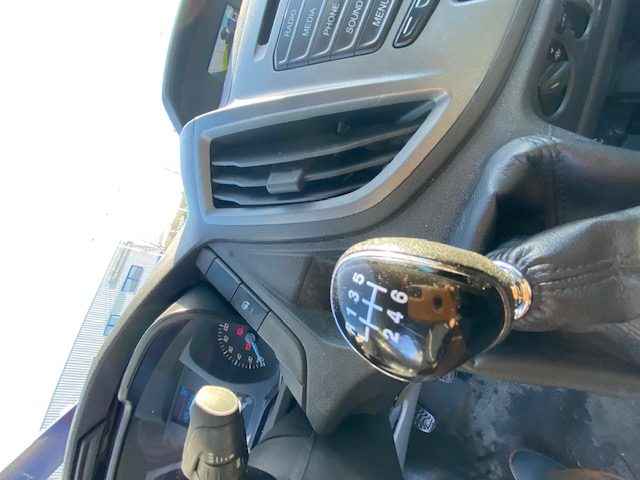 FORD TRANSIT V363 CAMIONNETTE 2018. Notre service de location avec chauffeur professionnel Auto Dakar met à votre disposition des conducteurs expérimentés et parfaitement formés. Cette prestation haut de gamme est idéale pour vos déplacements d'affaires, événements spéciaux ou découverte touristique du Sénégal.