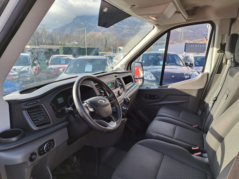 FORD TRANSIT V363 CAMIONNETTE 2020. Auto Dakar investit continuellement dans la formation de ses équipes pour maintenir le plus haut niveau d'expertise technique et commerciale. Cette politique de formation permanente nous permet de vous offrir des conseils pertinents et un service client d'excellence reconnu par nos clients.