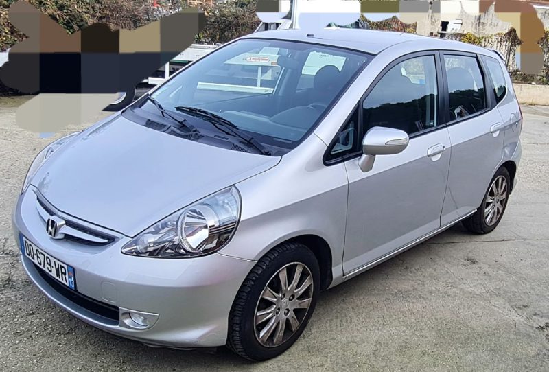 HONDA JAZZ II 2007. Auto Dakar propose des solutions de location flexibles adaptées aux besoins spécifiques de chaque client, qu'il s'agisse de courte durée pour un week-end ou de longue durée pour vos déplacements professionnels. Nos tarifs compétitifs et nos conditions avantageuses font de nous le partenaire idéal pour tous vos projets de mobilité.