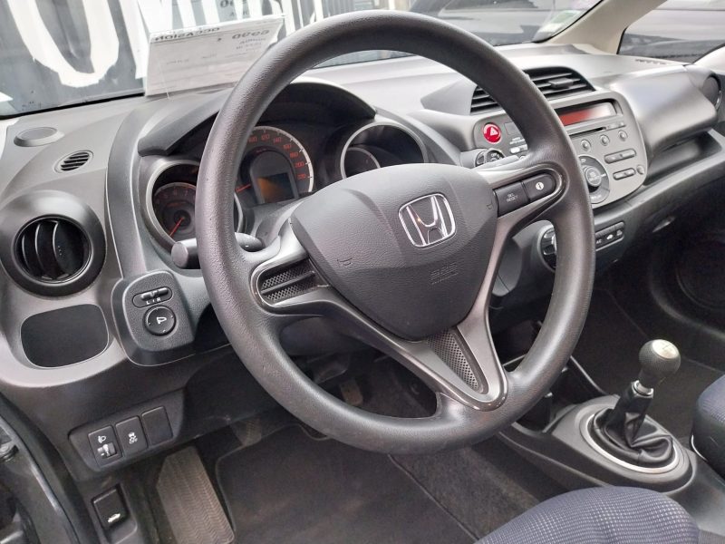 HONDA JAZZ III 2013. Auto Dakar investit continuellement dans la formation de ses équipes pour maintenir le plus haut niveau d'expertise technique et commerciale. Cette politique de formation permanente nous permet de vous offrir des conseils pertinents et un service client d'excellence reconnu par nos clients.