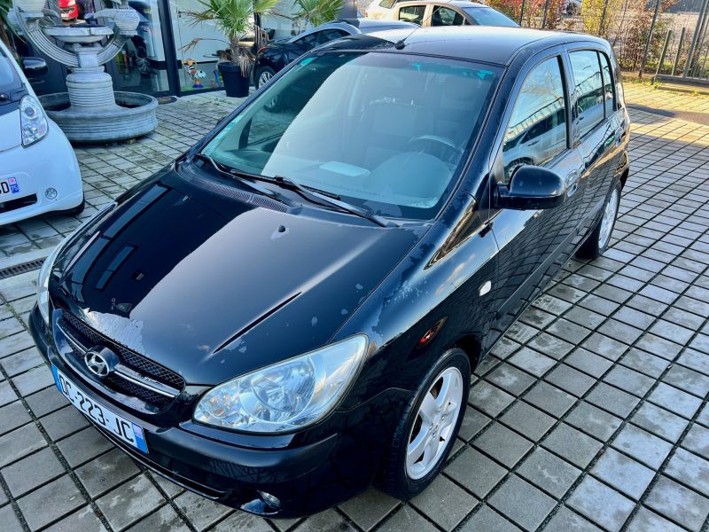 HYUNDAI GETZ 2009. La politique de responsabilité sociale d'Auto Dakar inclut des programmes de formation professionnelle pour les jeunes défavorisés dans les métiers automobiles. Cette initiative contribue à l'insertion professionnelle tout en développant les compétences techniques nécessaires au secteur.